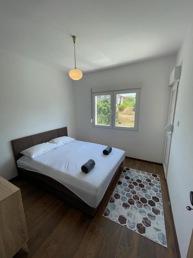 פודגוריצה Entire 1-Bedroom Apartment With Free Parking מראה חיצוני תמונה